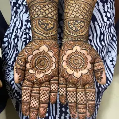 For those who love a fuller look, I create dense, elaborate designs that cover the entire hand. This piece combines floral mandalas, checkerboard fills, and lotus motifs on the wristband for a truly stunning result.
