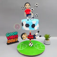 A football-themed anti-gravity cake created for one of my masterclasses. It showcases a floating tier and two custom player figurines, demonstrating the balance and precision required for these designs.