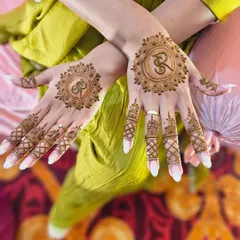 Elegant and simple initial monograms on the back of the hands. This is a great option for engagement ceremonies or for guests who want a personal touch.