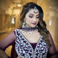 A glamorous look for a sangeet or reception. The deep purple outfit is paired with a matching smokey eye and a mauve lip for a cohesive look.