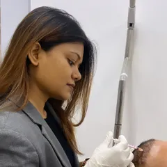 For many of my patients, non-surgical treatments are the perfect solution. Here, I am performing a targeted scalp treatment to stimulate hair follicles, improve density, and boost overall scalp health without the need for surgery.