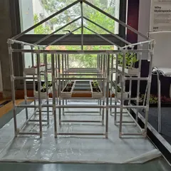 This is the skeleton of the farm. The sturdy, modular frame can be adapted to fit different spaces, whether you have a small balcony or a large terrace.