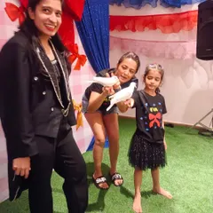 Another wonderful moment from Surveen Chawla's daughter's birthday celebration. The kids were so excited to meet and gently pet my magical dove after the performance.