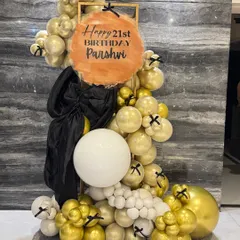 The full view of the stylish balloon column for the 21st birthday. The little black bow details on the balloons add a touch of coquette-inspired charm.