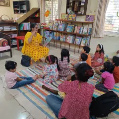Another angle of our sea animal story session, with children of various ages learning together. Parents often join in, making it a wonderful family activity.