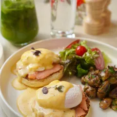 Classic Eggs Royale, featuring perfectly poached eggs and smoked salmon on an English muffin, generously topped with creamy hollandaise sauce. A truly luxurious brunch dish.