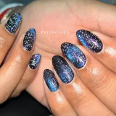 Obsessed with the galaxy nail trend? I'll teach you my step-by-step method to create this deep, multi-dimensional 9D cat eye effect. You will learn how to manipulate the magnetic polish and glitter to get that perfect starry night look.
