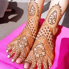 A beautiful bridal leg design with a modern aesthetic. The pattern uses geometric grids and bold floral motifs, creating a stylish and eye-catching look.