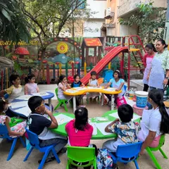 My workshops are all about collaboration and community. Here you can see an outdoor clay modelling session in full swing, where kids learn together in a fun, supportive group setting.