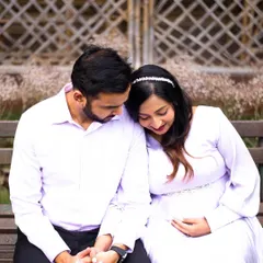 An intimate portrait of a couple seated on a park bench, lost in the moment. The soft focus and quiet connection make this a perfect example of the romantic, natural style I aim for in my couple maternity photography.