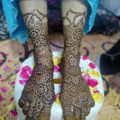 Bridal feet deserve just as much love. This intricate floral design covers the entire foot, ensuring you look stunning from every angle on your wedding day.