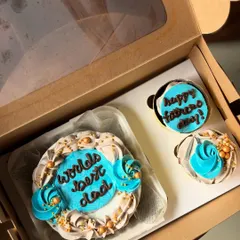 A special treat for Father's Day. This blue and gold themed set includes a "World's Best Dad" bento cake and two matching cupcakes to celebrate him.