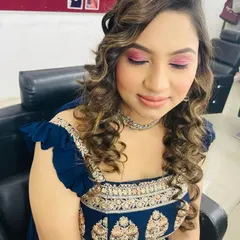 A soft glam party look created in my studio. The focus is on a shimmery pink eyeshadow and glowing skin, paired with soft curls for an effortlessly chic appearance.