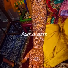 This side view of a full-arm mehendi highlights the detailed and symmetrical patterns that wrap beautifully around the arm.
