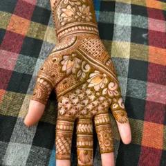 A simple yet elegant design for the palm, featuring lotus flowers and a neat checkerboard pattern. Ideal for someone who wants a quick and beautiful festive look.