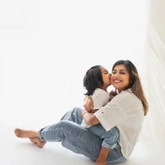 Sometimes, the simplest moments are the most beautiful. A sweet kiss in my bright, airy studio creates a timeless memory. This is part of my minimalist 'Vanilla' style, focusing purely on the love between a mother and her child.