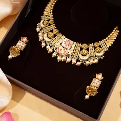 A verdant dream sculpted in gold. The Royal Tourmaline Set, seen here in its presentation box, brings the soothing elegance of tourmalines into a regal framework, perfect for evenings where refined glamour is the dress code.