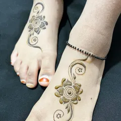 A simple and sweet floral swirl design on the top of each foot.