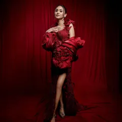 When the occasion calls for drama, I’m ready to deliver. This full-length shot shows how makeup can complete a high-fashion, red carpet look, ensuring you stand out and feel absolutely powerful.