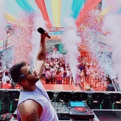 Capturing the pure chaos and color of a Holi festival. With confetti cannons firing and a sea of people dancing, I know how to command the stage and create a massive party atmosphere for any festive occasion.