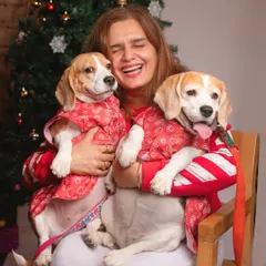 Pure holiday joy as this pet parent laughs while holding her two matching Beagles. Capturing the authentic connection between pets and their hoomans is my favorite part of any shoot.