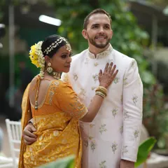 A quiet, candid moment between a cross-cultural couple. My planning ensures that even in the midst of a traditional Indian wedding, the couple feels connected and at ease, allowing for these beautiful, unscripted memories to unfold.
