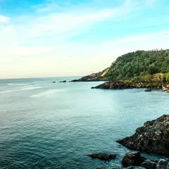 A serene view of the Arabian Sea from a cliff on the Gokarna trail.