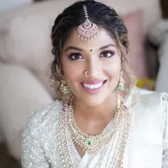 Meet Reshma, a stunning bride and talented wedding planner, radiating pure joy. Her engagement look was all about soft glam, with subtle hues to highlight her natural glow and sparkling smile.