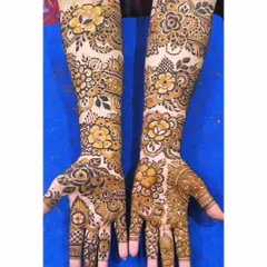 A gorgeous floral design perfect for an engagement or a bride who loves a dense, flower-filled pattern. The shading gives the flowers a three-dimensional feel.