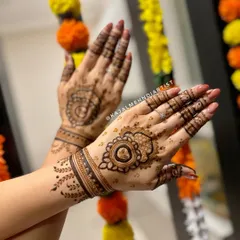 A fancy backhand design with a beautiful mandala. The intricate details and delicate dots make this a stunning choice for any party or festive occasion.