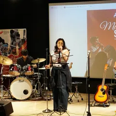 A student band performs at the Thane recital, featuring a vocalist, guitarist, and drummer. We encourage collaboration and help students form bands, teaching them how to play together and create a cohesive sound.