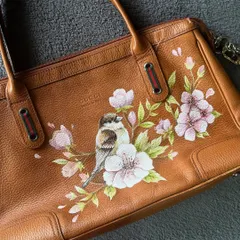 Another look at the nature-inspired artwork on the Gucci purse.