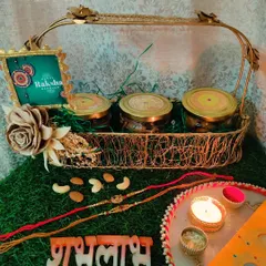 A beautiful Raksha Bandhan hamper designed to make the celebration complete. This premium golden tray holds three jars of my signature snacks: healthy Ragi Chips, traditional Khasta Kachori, and jaggery Ragi Cookies, accompanied by rakhis and a pooja thali.