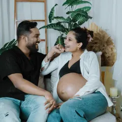 I love capturing the real connection between partners during a maternity shoot. Here in my boho-themed studio corner, we had a relaxed session filled with laughter, creating natural and beautiful memories before the baby's arrival.