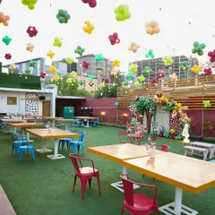 I can turn our spacious outdoor lawn into any world you can imagine. Here, we created a colorful safari-themed party, complete with themed seating and balloons floating like a canopy, ready for a wild celebration.