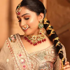 The borla is a traditional Rajasthani headpiece that sits high on the forehead. Here, it is paired with a simple chain, offering a classic yet clean look for the modern bride.