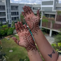 A beautiful and airy design for the Teej festival. The pattern is focused on the center of the palm and radiates outwards, leaving plenty of open skin for a lighter feel.