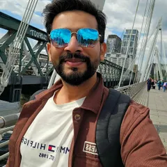 A friendly selfie on a bridge in Central London. This kind of relaxed, on-the-go shot is perfect for social media campaigns or travel-related content.