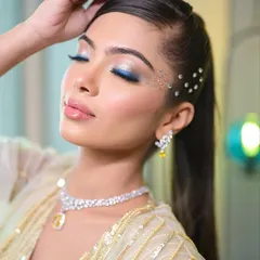 A sleek, high ponytail is a modern and chic choice for a cocktail or reception look. It's glamorous, stylish, and keeps the focus on the face and outfit.