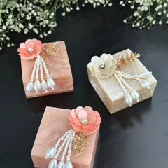These exquisite resin boxes, adorned with delicate flowers and pearl tassels, are perfect for wedding favors. They are a beautiful way to package small treats or a piece of jewelry for your guests.