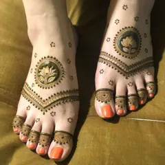 A simple and chic foot design featuring a lotus mandala. This minimalist style is perfect for a beach wedding or a casual celebration.