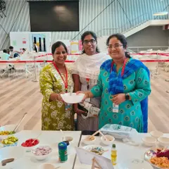 It's always wonderful to see employees enjoying the healthy treats they've made themselves. These women are proudly showing off their creations from our no-cook salad workshop, a popular activity at our corporate wellness events.