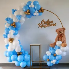 A simple yet beautiful balloon ring in blue, white, and gold. This versatile design, featuring a cute teddy bear, is perfect for baptisms, naming ceremonies, or first birthdays.