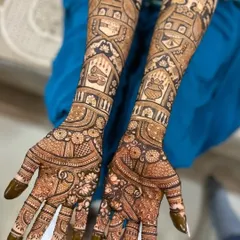 This design features auspicious kalash and diya motifs on the arms, surrounded by intricate floral and jaali (net) patterns.