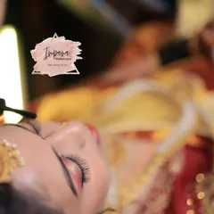 A close-up shot of applying mascara to a gorgeous bride for her muhurtham look. Defining the lashes is a key step to making the eyes pop, and I teach simple hacks for a clump-free application.