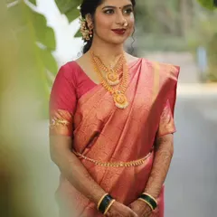 An elegant engagement look. This style combines Maharashtrian and South Indian elements for a unique and beautiful result.