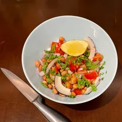 Groundnuts, or peanuts, are an easy and healthy snack option. This simple peanut chaat with chopped onion, tomato, and fresh coconut is rich in protein, healthy fats, and micronutrients.