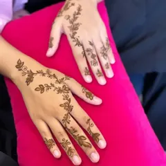 A beautiful and simple leafy vine that trails across the hands. This is one of my favorite styles for an elegant and understated look.