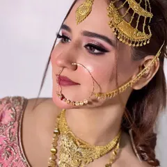 A detailed side profile showcasing how I set the passa, maang tikka, and nath. Getting the jewellery placement just right is crucial for a comfortable and flawless bridal look. The pink-toned eyeshadow adds a touch of softness to the bold gold jewellery.