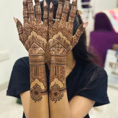 A perfectly symmetrical design on my own hands, done by my talented team artists. I love being on the receiving end sometimes. ♥️